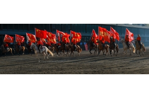 &ldquo;唱著刀歌游新疆&rdquo;&mdash;這些天，全國(guó)游客在這里歡聚