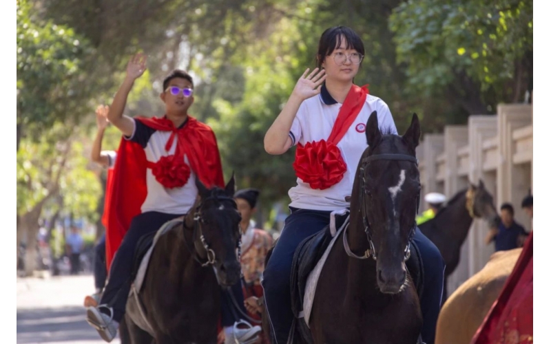 披紅掛花，打馬游街，新疆人送喜報好有儀式感